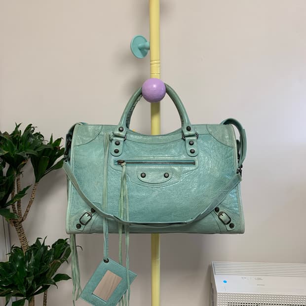 발렌시아가 클래식 모터백 네오민트