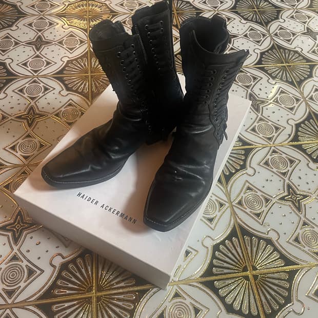하이더 아커만 쿠반힐 아일릿 부츠