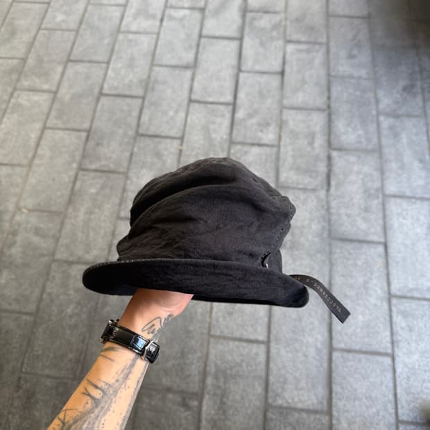 forme d'expression BLACK SKEWED DERBY 3