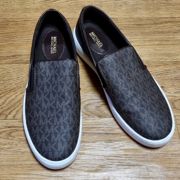 마이클 코어스 시그니처 슬립온