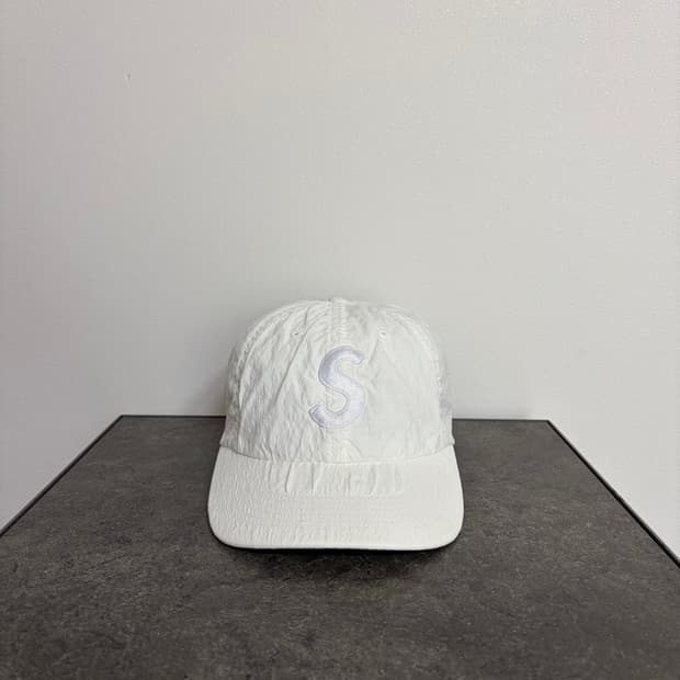 (OS) 슈프림 S로고 볼캡 모자 화이트