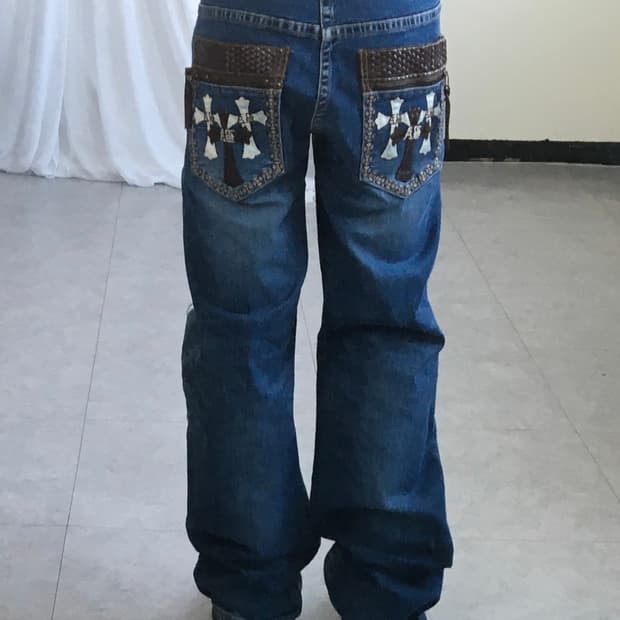 Back pocket cross point denim pants