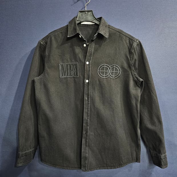 플라스틱 프로덕트 자수 블랙컬러 남성 오버핏 90~95 데님 긴팔셔츠 