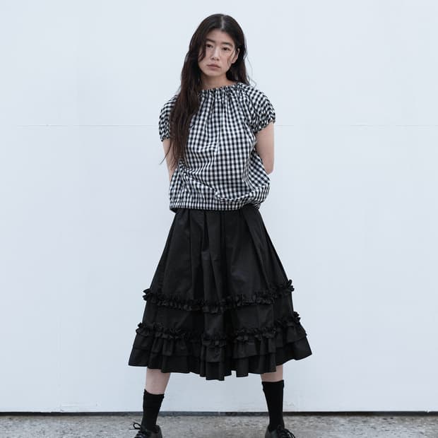 생긴스튜디오 러플 플리츠 미디 스커트 블랙