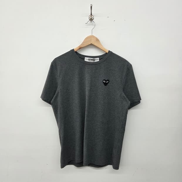 꼼데가르송 블랙 하트 반팔 티셔츠 차콜 여XL
