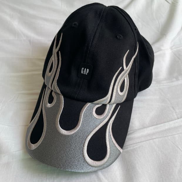 이지 갭 엔지니어드 바이 발렌시아가 플레임 캡