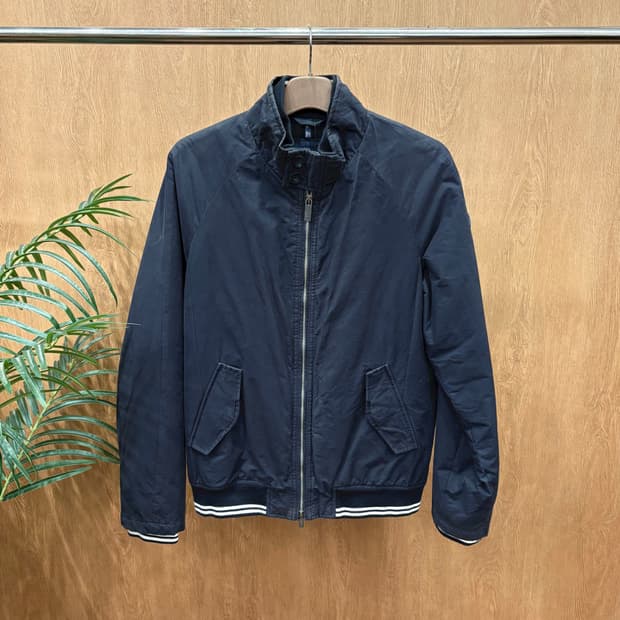 아르마니 진스 하이넥 라이트 집업 점퍼 배색 립 마감 레귤러핏 블랙