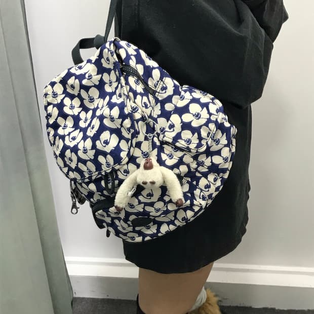 키플링 블루 플라워 패턴 백팩