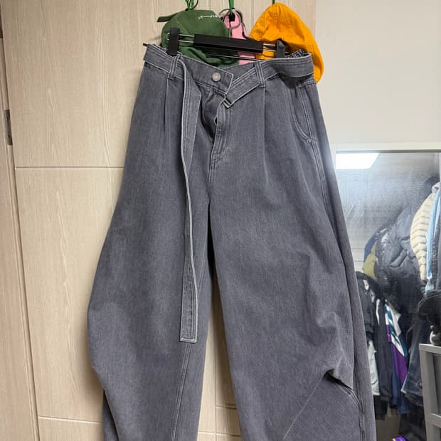 송지오26ss 컬렉션 바이어스 드레이프 데님 판매합니다.