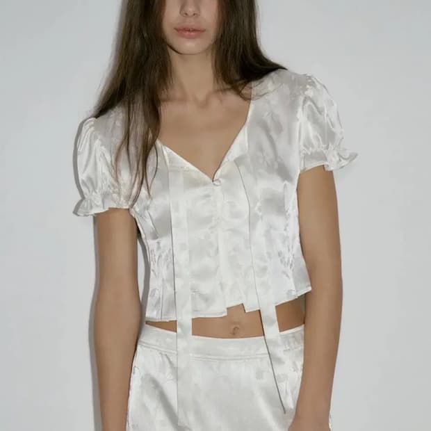 오버듀플레어 자카드 크롭 블라우스