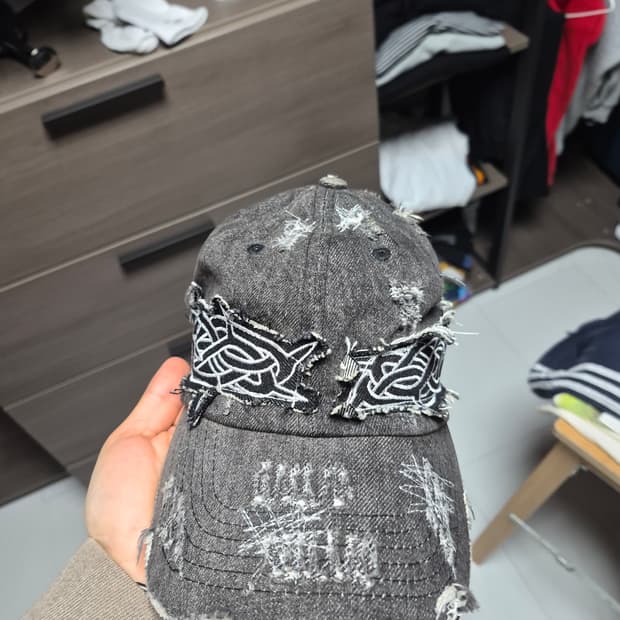 Who decides war 모자