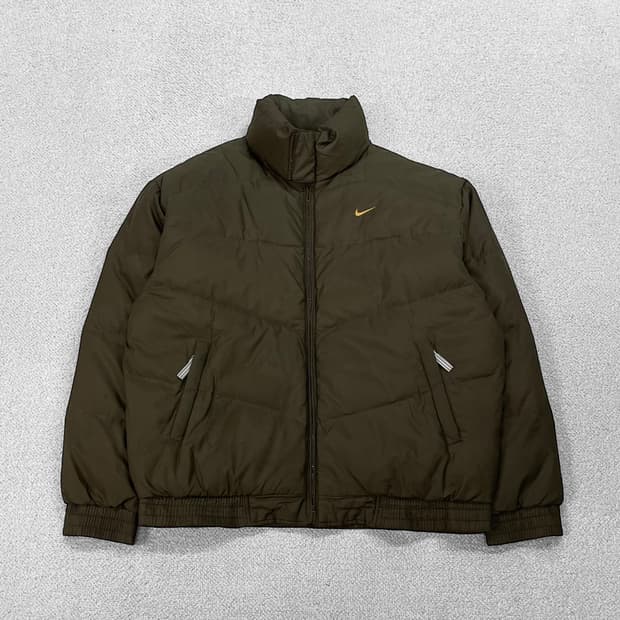 나이키 00s 스우시 덕 다운 패딩 카키 브라운