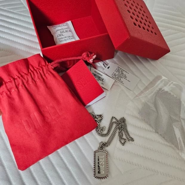 디젤 로고 실버 목걸이(데이식스 영케이 착용)