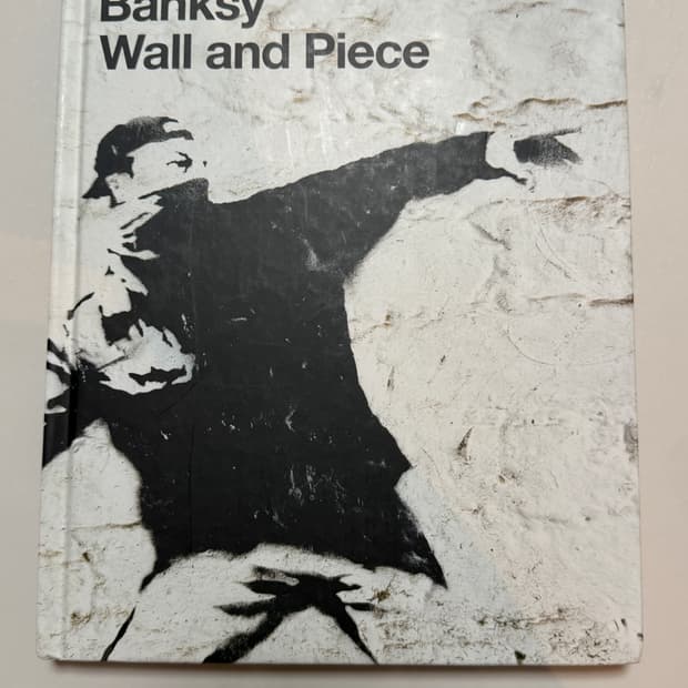 뱅크시(Banksy) 작품집인 '월 앤 피스(Wall and Piece)
