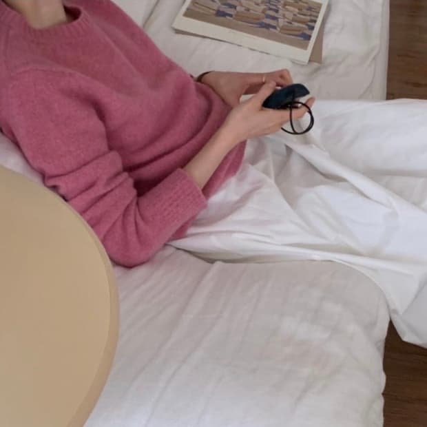 모네 그레이프 핑크니트