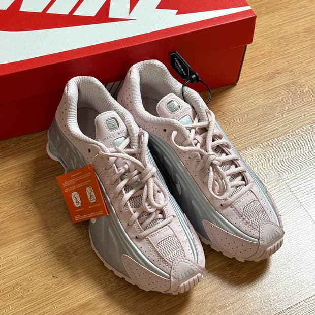 (새상품)나이키 샥스R4 W 핑크 235 - 베얼리 로즈:메탈릭 플래티넘