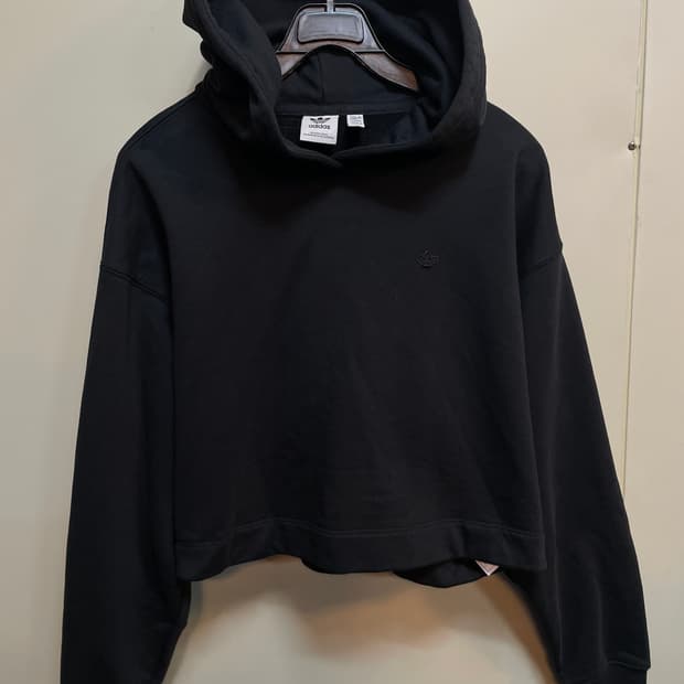 아디다스 블랙로고 크롭후드티