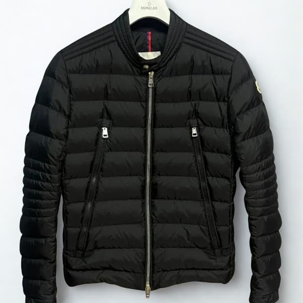 몽클레어 아미오트 패딩 5사이즈 / 실착 거의 없음 / 새 제품급 컨디션