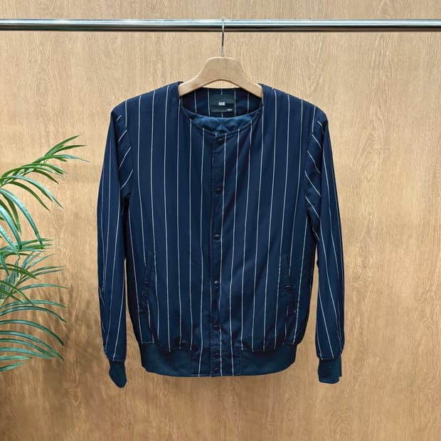 하레 노카라 라운드넥 라이트 자켓 스트라이프 패턴 포켓 디테일 네이비