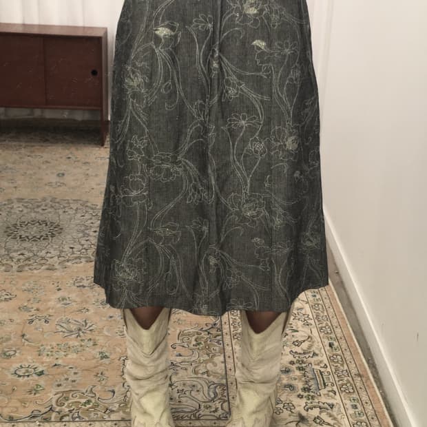 그레이 패턴 미디 스커트