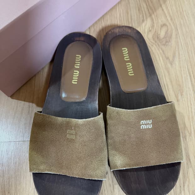 미우미우 25 SS 페이드 스웨이드 클로그 샌들 38