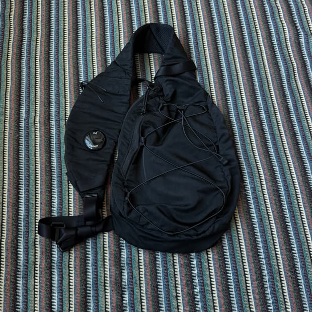 cp컴퍼니 슬링백 블랙