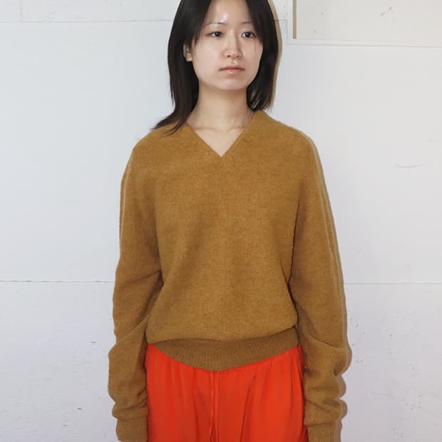 르메르 18AW 머스타드 울 브이넥 니트