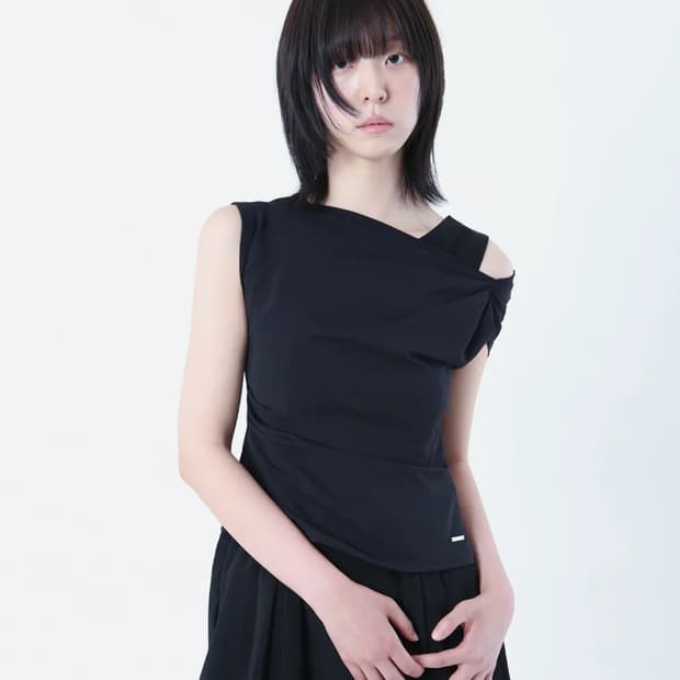 미세키서울 Slanted sleeveless top BLACK