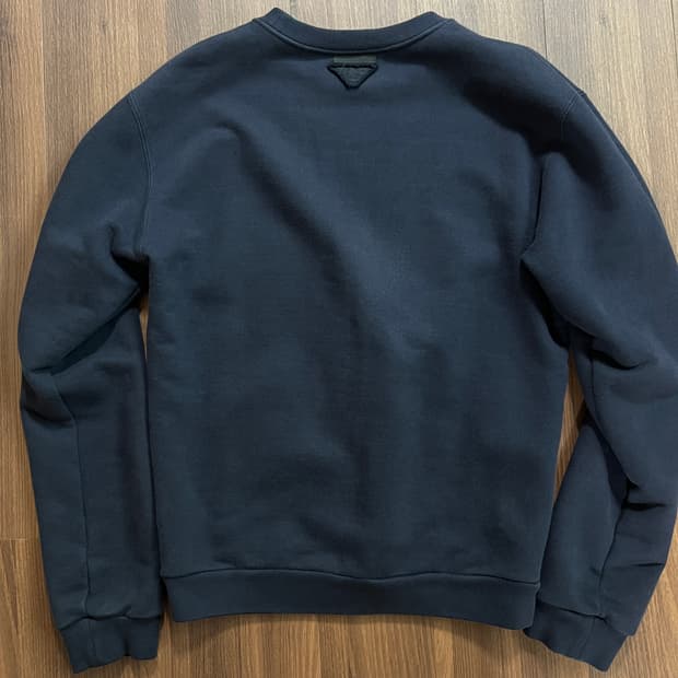 프라다 삼각로고 맨투맨