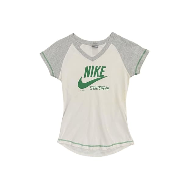 Nike 스티치 디테일 슬림핏 브이넥 반팔티셔츠