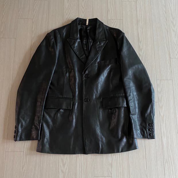 [52] 선플라워 피크드 라펠 레더 블레이저