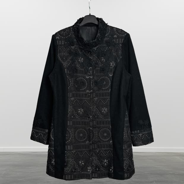 NOA-GE 자수 디테일 코트