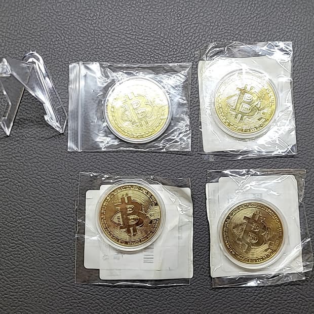 비트코인 주화 4개 + 아크릴 받침 1개