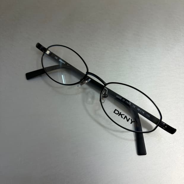 DKNY 48019 135 와인 메탈 하프림 반무테 안경