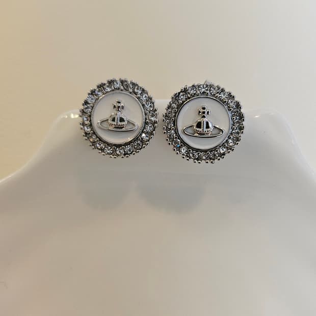 비비안웨스트우드 업사이클링 화이트 단추 귀걸이