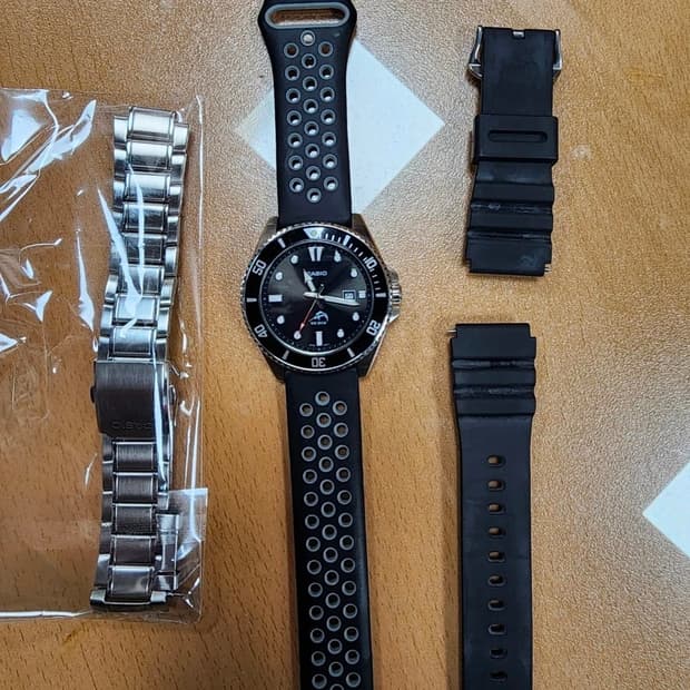 카시오 흑새치 + 추가 스트랩 2개