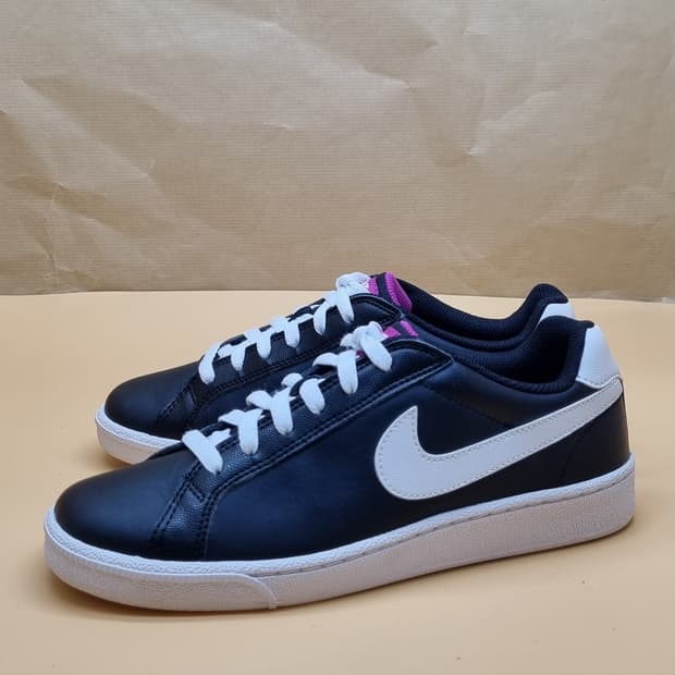 나이키 코트 마제스틱. 스니커즈 250