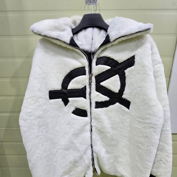 유니크한 화이트 퍼 자켓