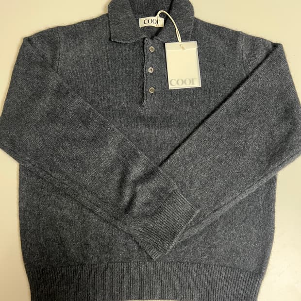 쿠어 라쿤 쓰리 버튼 카라 스웨터 (차콜그레이)