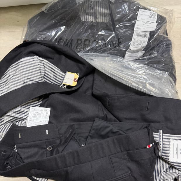 톰브라운 클래식 수트 차콜 상 하의 타이 풀셋트 4사이즈 새상품 팝니다