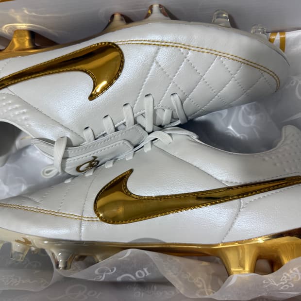 나이키 티엠포 레전드 호나우지뉴 축구화