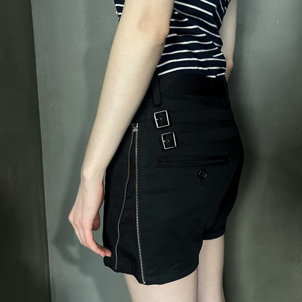 누드: 마사히코 마루야마 더블 버클 쇼츠