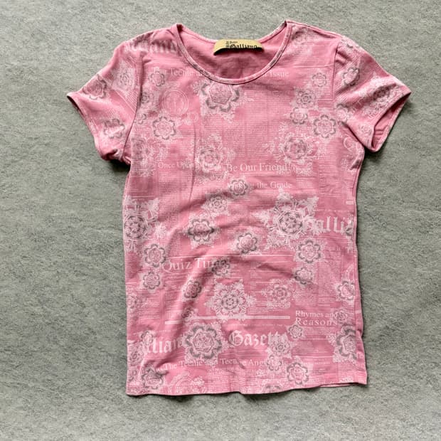 존 갈리아노 뉴스페이퍼 반팔 티셔츠