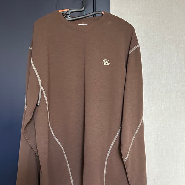 산산기어 스티치 롱 슬리브 브라운 23FW