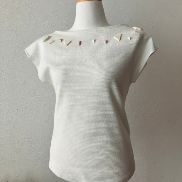 Dazzlin 화이트 보석 장식 티셔츠