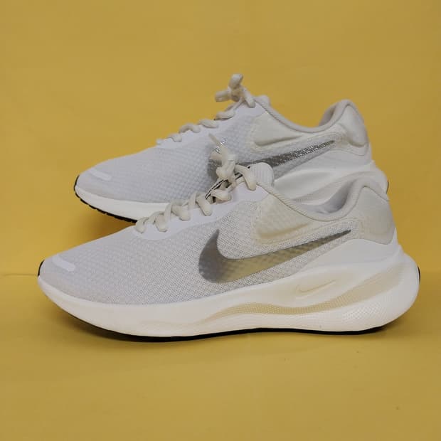 여성 나이키 레볼루션7 메탈릭실버 운동화 (235)