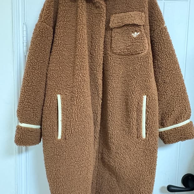 아디다스 쉐르파 롱플리스 (제니 착용)