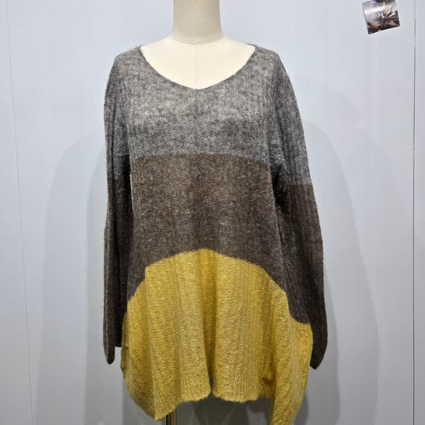 플랜테이션 배색 브이넥 니트 스웨터 이세이미야케