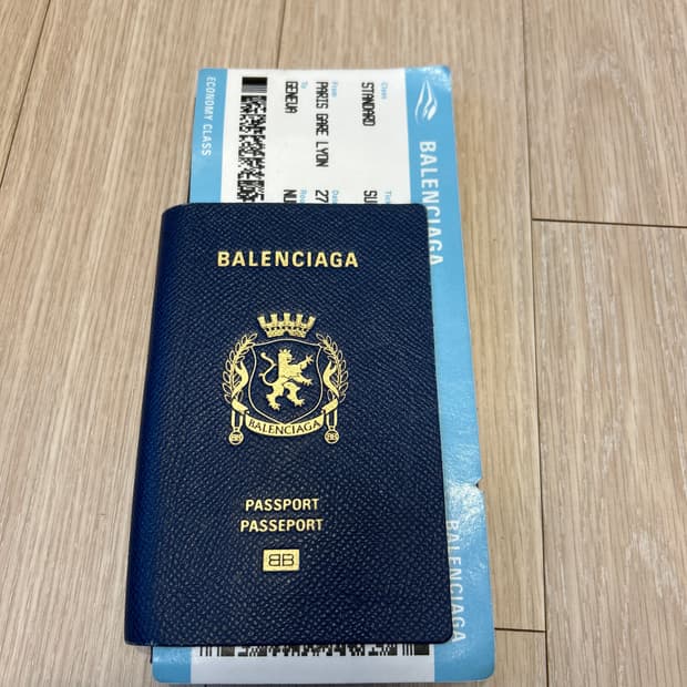 발렌시아가 패스포트 장지갑