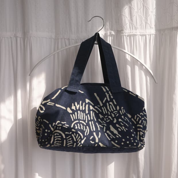 Oriental deep blue hand bag
